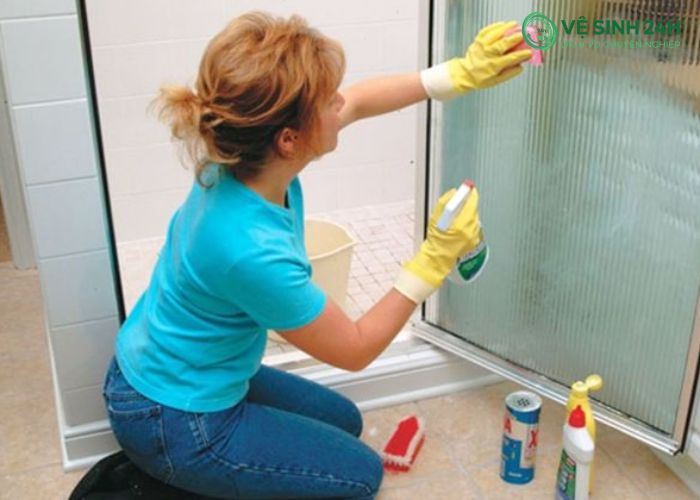 Cách làm sạch cặn canxi trên kính phòng tắm (2) Cách làm sạch cặn canxi trên kính phòng tắm (2)
