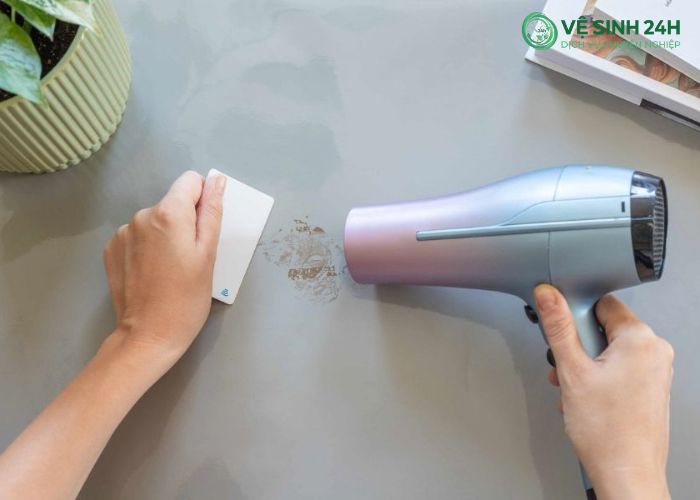 Cách tẩy vết keo 502 trên sàn gỗ (4) Cách tẩy vết keo 502 trên sàn gỗ (4)