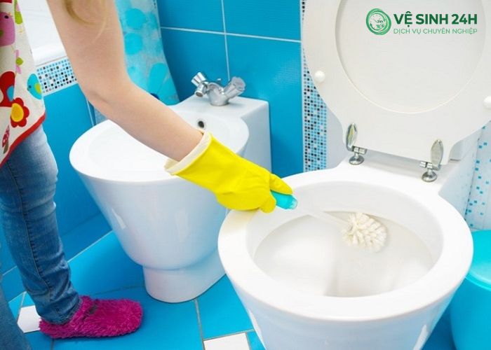 Cách tẩy vết ố vàng trên bồn cầu (5) Cách tẩy vết ố vàng trên bồn cầu (5)