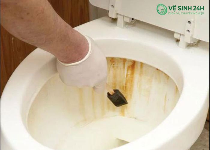 Cách tẩy vết ố vàng trên bồn cầu Cách tẩy vết ố vàng trên bồn cầu