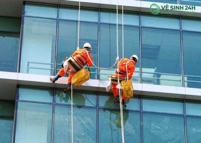 Dịch vụ lau kính nhà cao tầng Hà Nội (2) Dịch vụ lau kính nhà cao tầng Hà Nội (2)