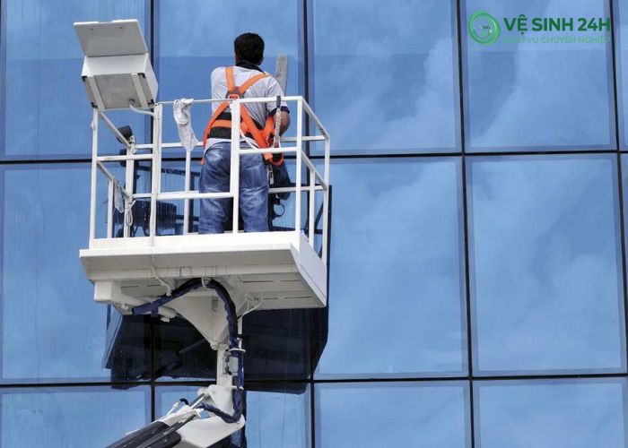 Dịch vụ lau kính nhà cao tầng Hà Nội (3) Dịch vụ lau kính nhà cao tầng Hà Nội (3)