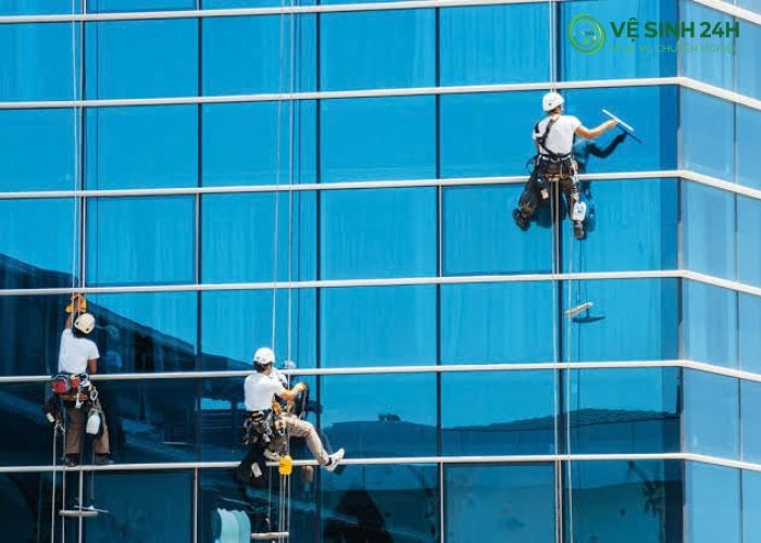 Dịch vụ lau kính nhà cao tầng Hà Nội (4) Dịch vụ lau kính nhà cao tầng Hà Nội (4)