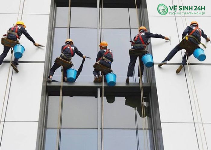 Dịch vụ lau kính nhà cao tầng Hà Nội (5) Dịch vụ lau kính nhà cao tầng Hà Nội (5)