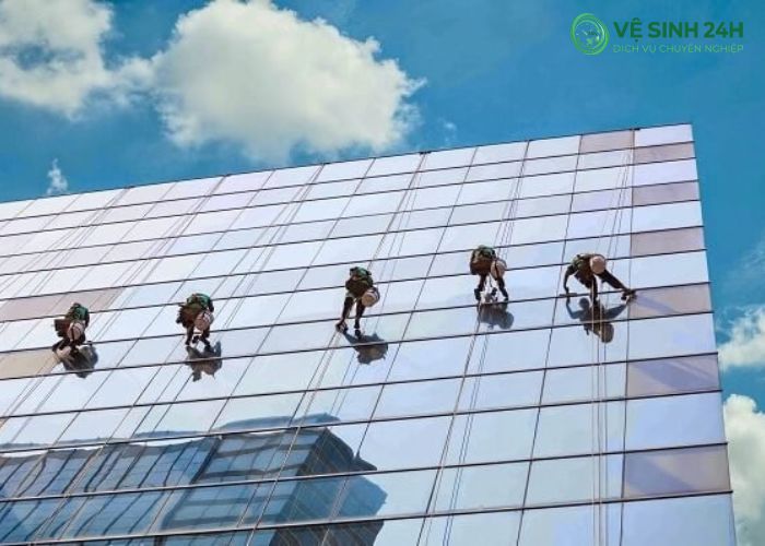 Dịch vụ lau kính nhà cao tầng Hà Nội Dịch vụ lau kính nhà cao tầng Hà Nội