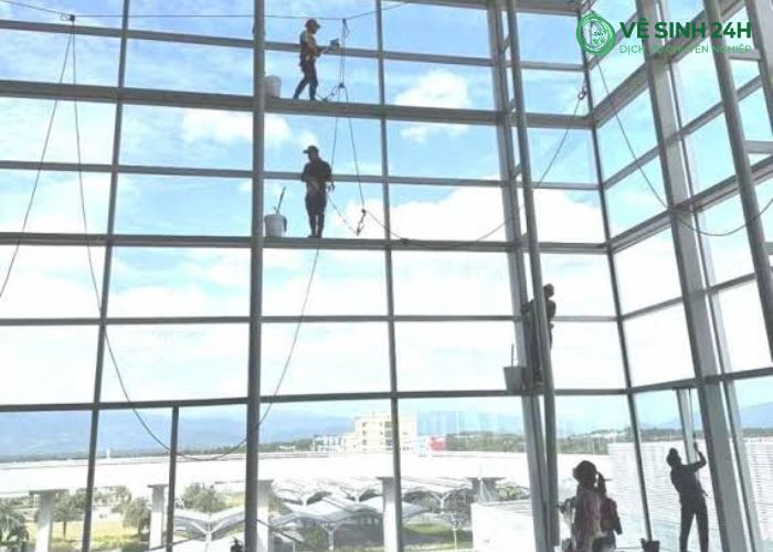 Dịch vụ lau kính tòa nhà giá bao nhiêu (2) Dịch vụ lau kính tòa nhà giá bao nhiêu (2)