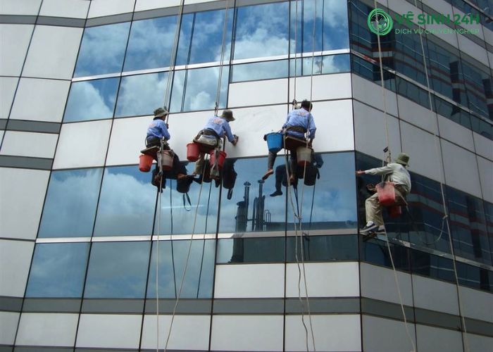 Dụng cụ lau kính nhà cao tầng chuyên dụng (3) Dụng cụ lau kính nhà cao tầng chuyên dụng (3)